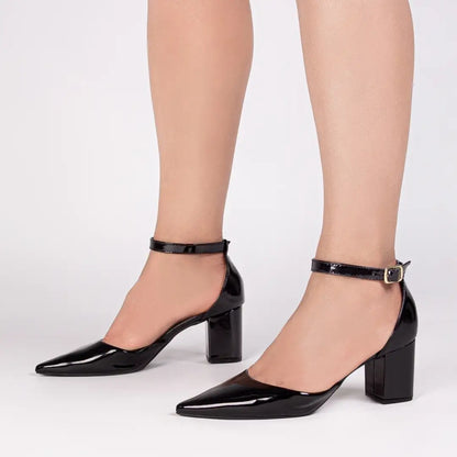 Sapato Scarpin Verniz Preto com Salto 6,5 cm e Fivela Dourada