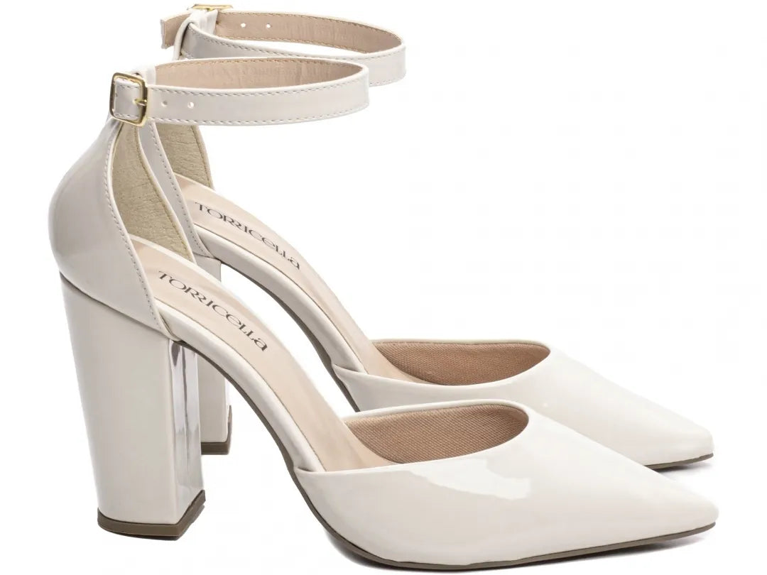 Sapato Scarpin Verniz Off White Salto 9cm com Fivela