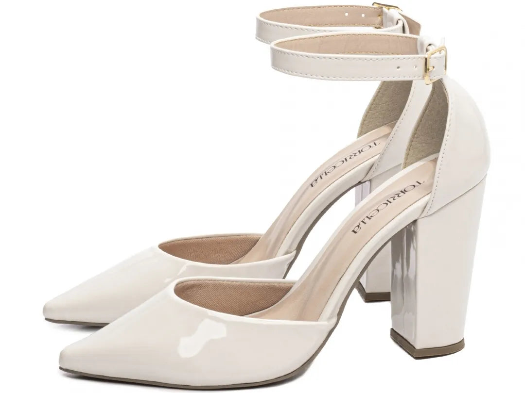 Sapato Scarpin Verniz Off White Salto 9cm com Fivela