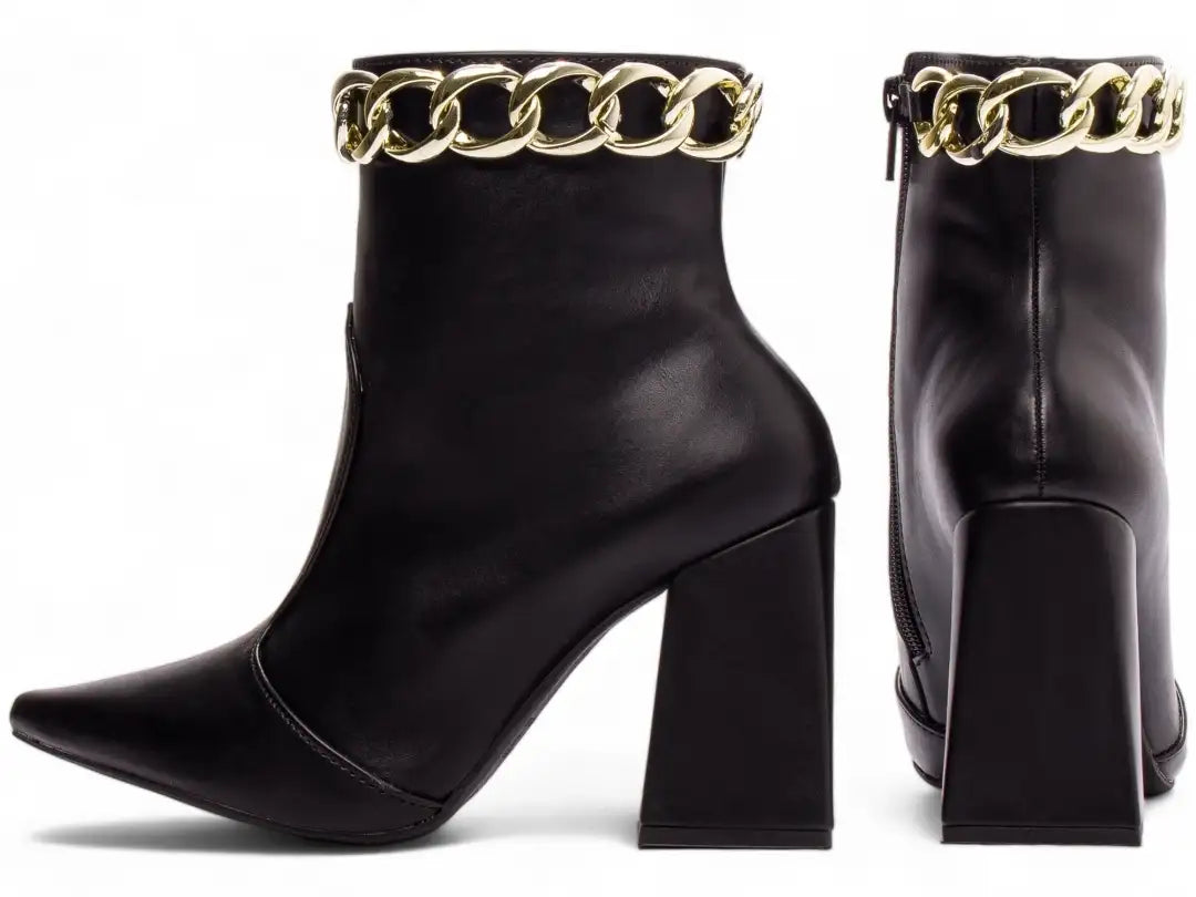 Bota Bico Fino Napa Preto com Corrente Dourada