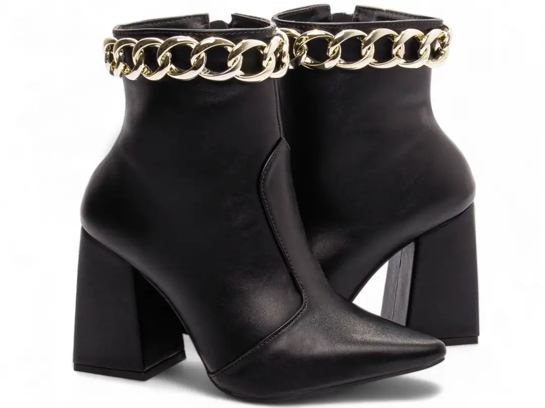 Bota Bico Fino Napa Preto com Corrente Dourada