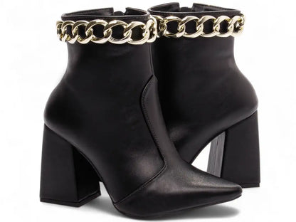 Bota Bico Fino Napa Preto com Corrente Dourada