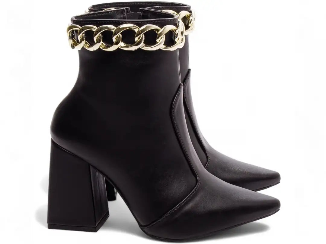 Bota Bico Fino Napa Preto com Corrente Dourada