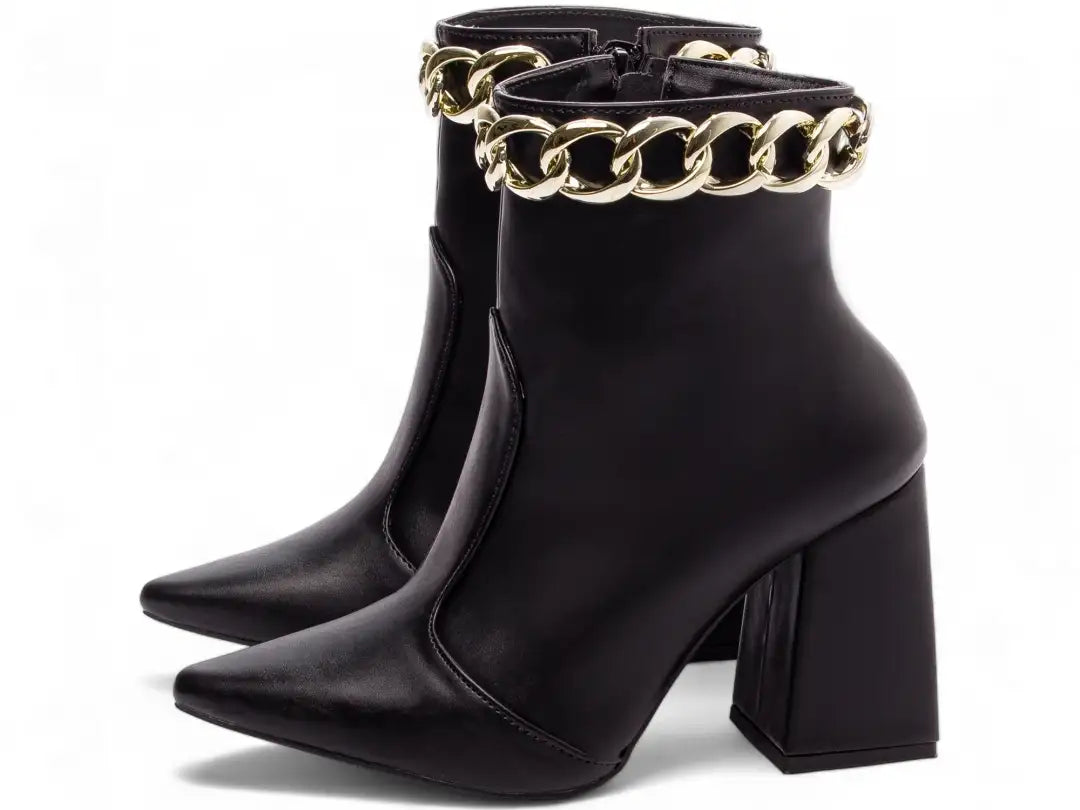 Bota Bico Fino Napa Preto com Corrente Dourada