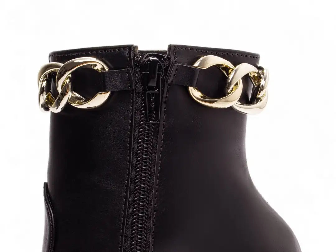 Bota Bico Fino Napa Preto com Corrente Dourada
