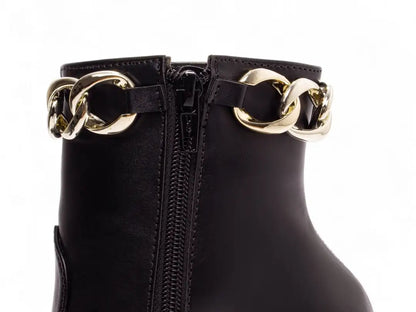 Bota Bico Fino Napa Preto com Corrente Dourada
