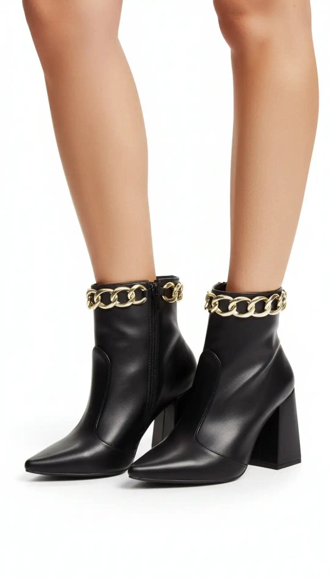 Bota Bico Fino Napa Preto com Corrente Dourada