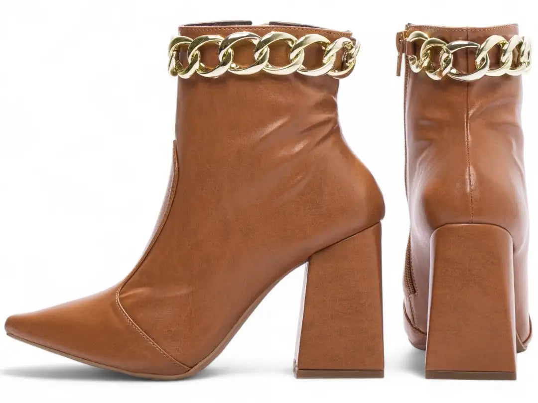 Bota Bico Fino Napa Caramelo com Corrente Dourada