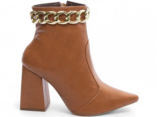 Bota Bico Fino Napa Caramelo com Corrente Dourada