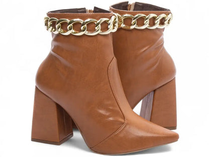 Bota Bico Fino Napa Caramelo com Corrente Dourada
