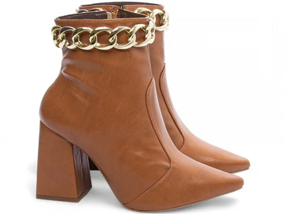 Bota Bico Fino Napa Caramelo com Corrente Dourada