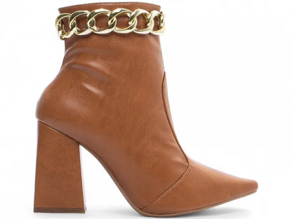 Bota Bico Fino Napa Caramelo com Corrente Dourada