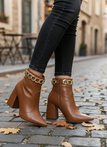 Bota Bico Fino Napa Caramelo com Corrente Dourada