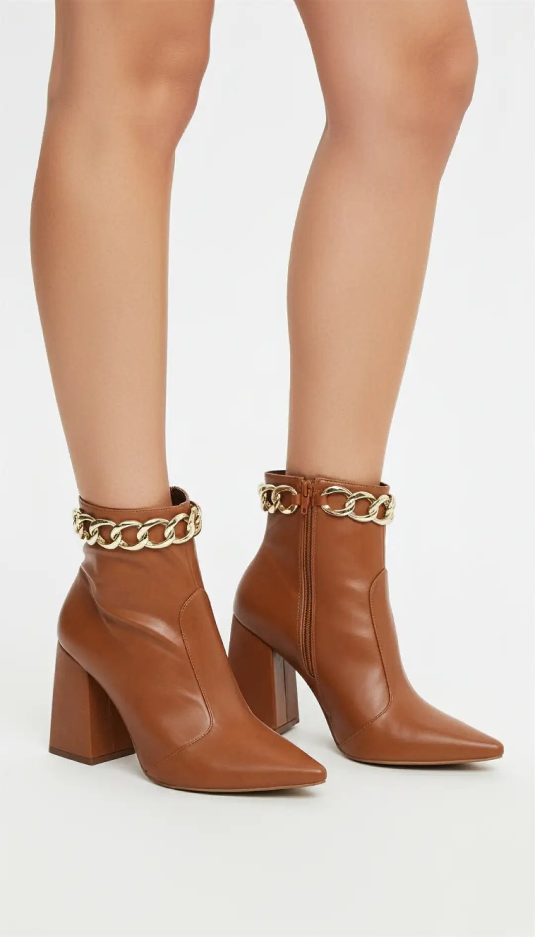 Bota Bico Fino Napa Caramelo com Corrente Dourada