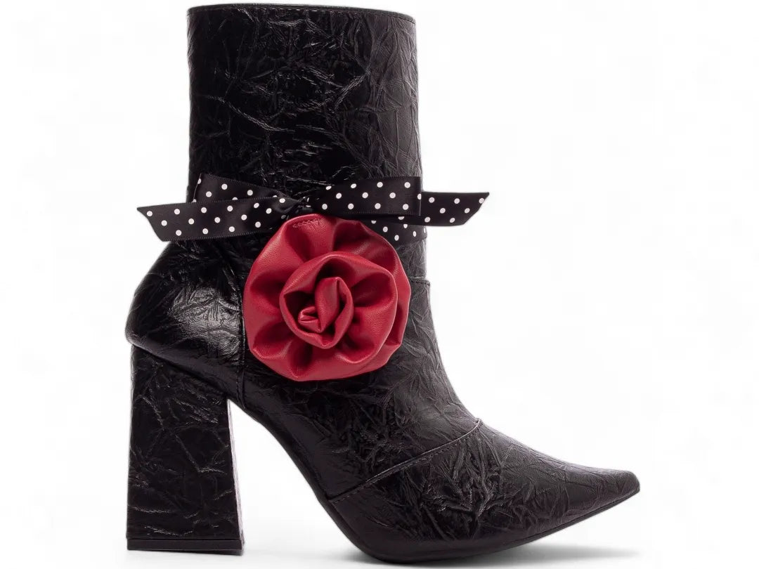 Bota Bico Fino Napa Vintage Preto Flor Vermelha