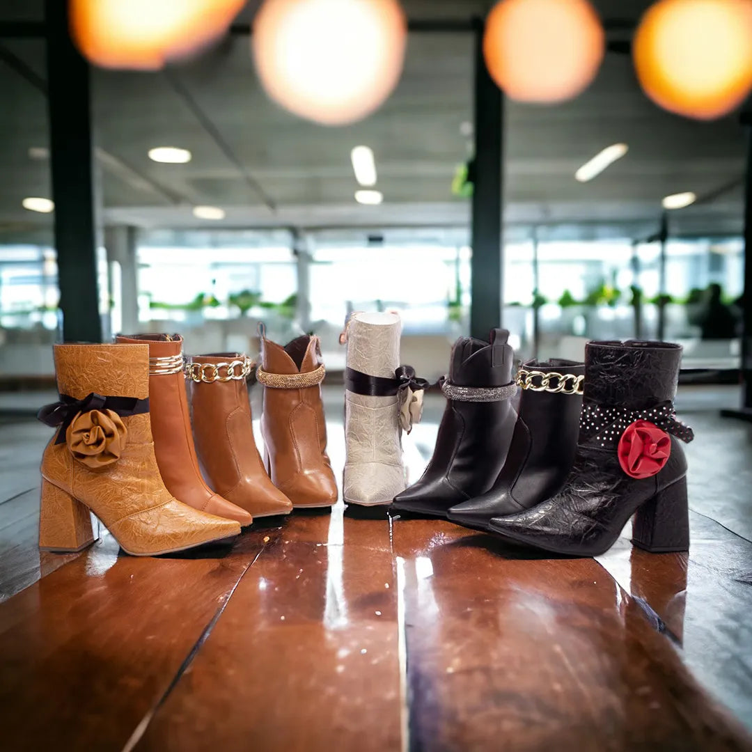 Bota Bico Fino Napa Vintage Preto Flor Vermelha