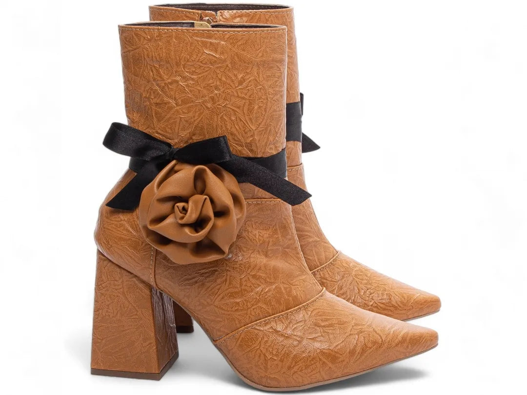 Bota Bico Fino Napa Vintage Caramelo com Flor