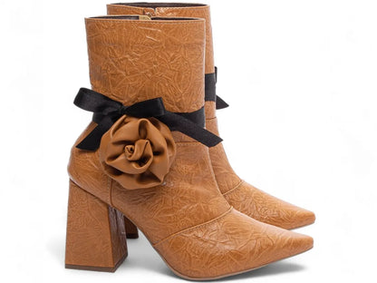 Bota Bico Fino Napa Vintage Caramelo com Flor