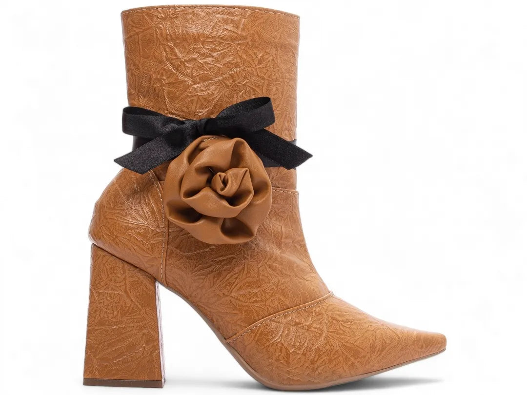 Bota Bico Fino Napa Vintage Caramelo com Flor