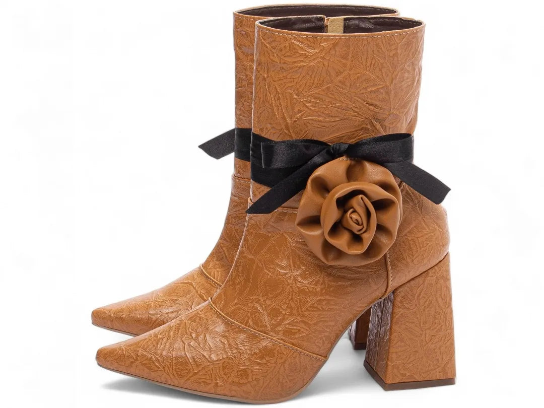 Bota Bico Fino Napa Vintage Caramelo com Flor