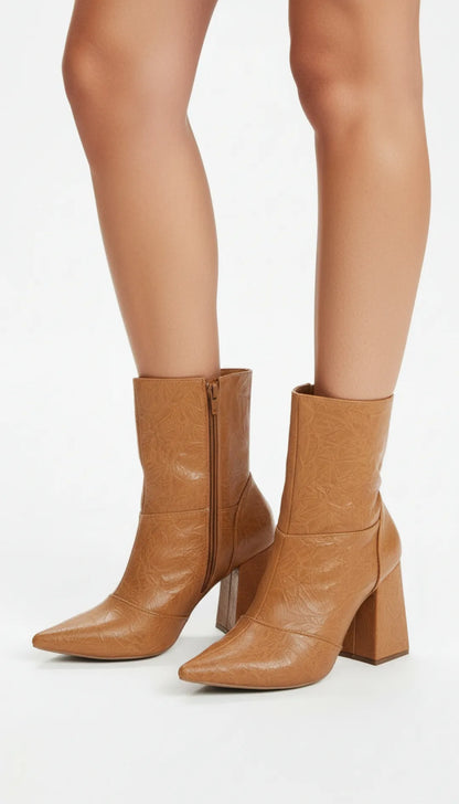 Bota Bico Fino Napa Vintage Caramelo com Flor