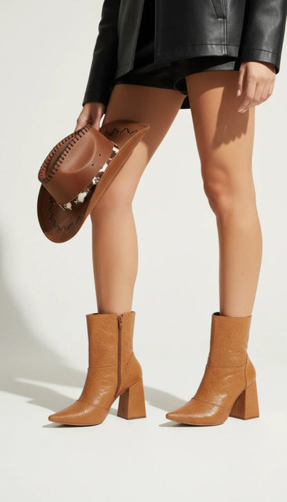 Bota Bico Fino Napa Vintage Caramelo com Flor