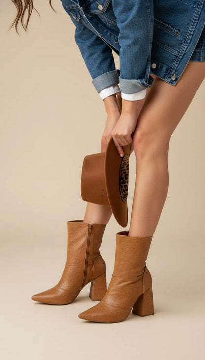 Bota Bico Fino Napa Vintage Caramelo com Flor