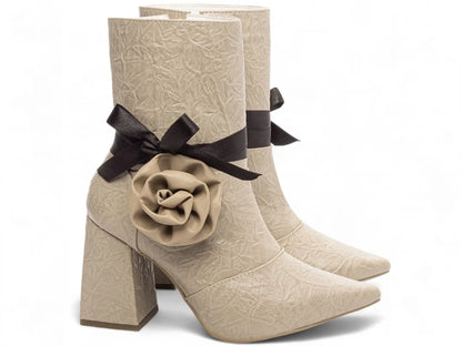 Bota Bico Fino Napa Vintage Bege Flor Caramelo