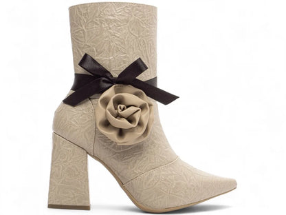 Bota Bico Fino Napa Vintage Bege Flor Caramelo