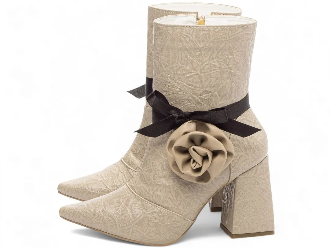 Bota Bico Fino Napa Vintage Bege Flor Caramelo