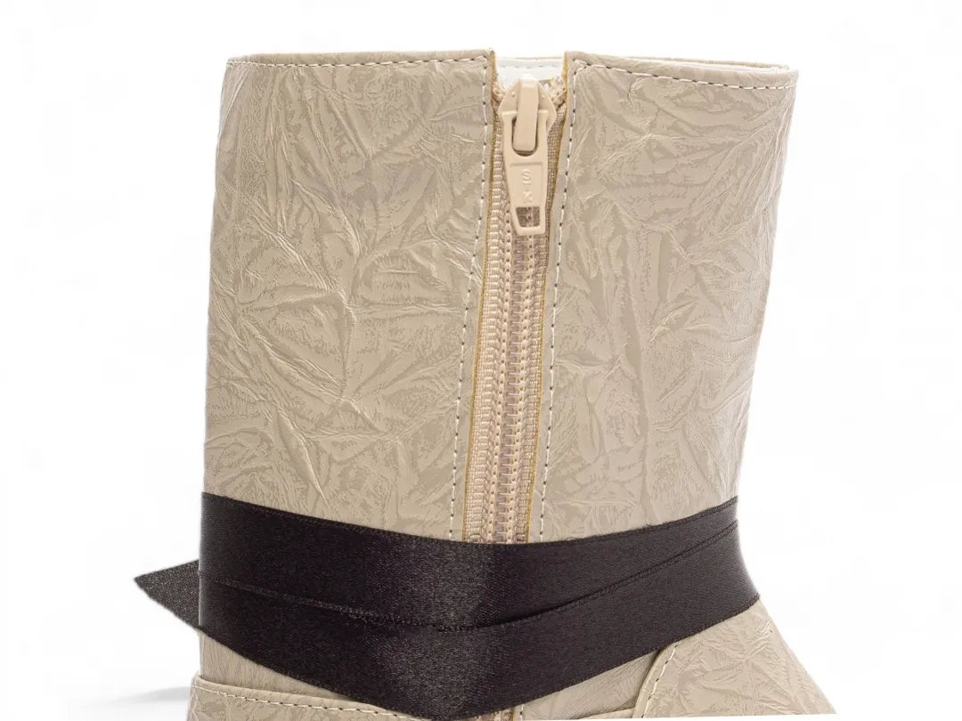 Bota Bico Fino Napa Vintage Bege Flor Caramelo