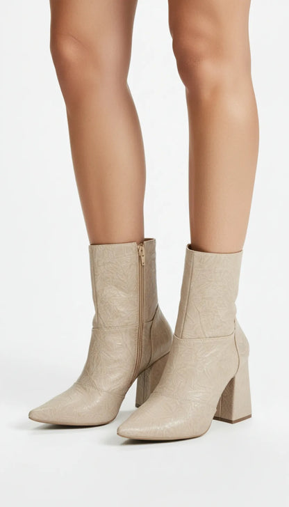Bota Bico Fino Napa Vintage Bege Flor Caramelo