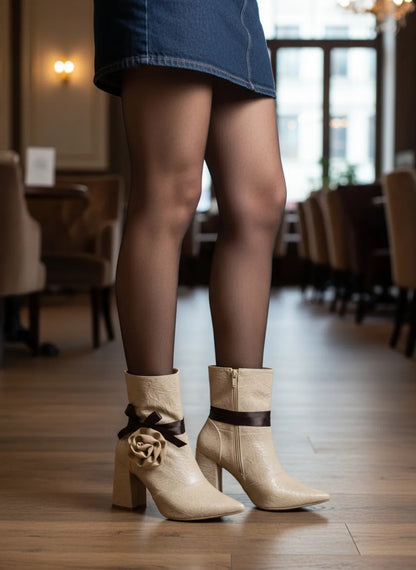 Bota Bico Fino Napa Vintage Bege Flor Caramelo