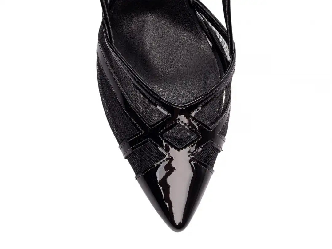 Scarpin Salto Fino Verniz Preto com Tela e Fivela Dourada