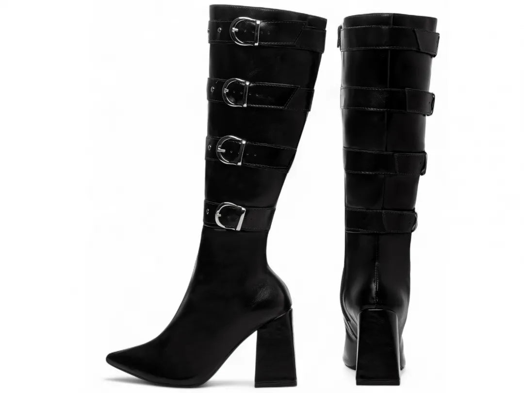 Bota Bico Fino Napa Preto com Fivelas Prata