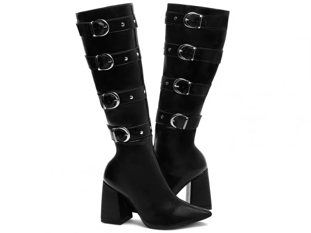 Bota Bico Fino Napa Preto com Fivelas Prata