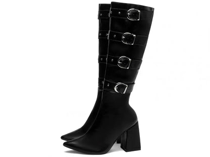 Bota Bico Fino Napa Preto com Fivelas Prata