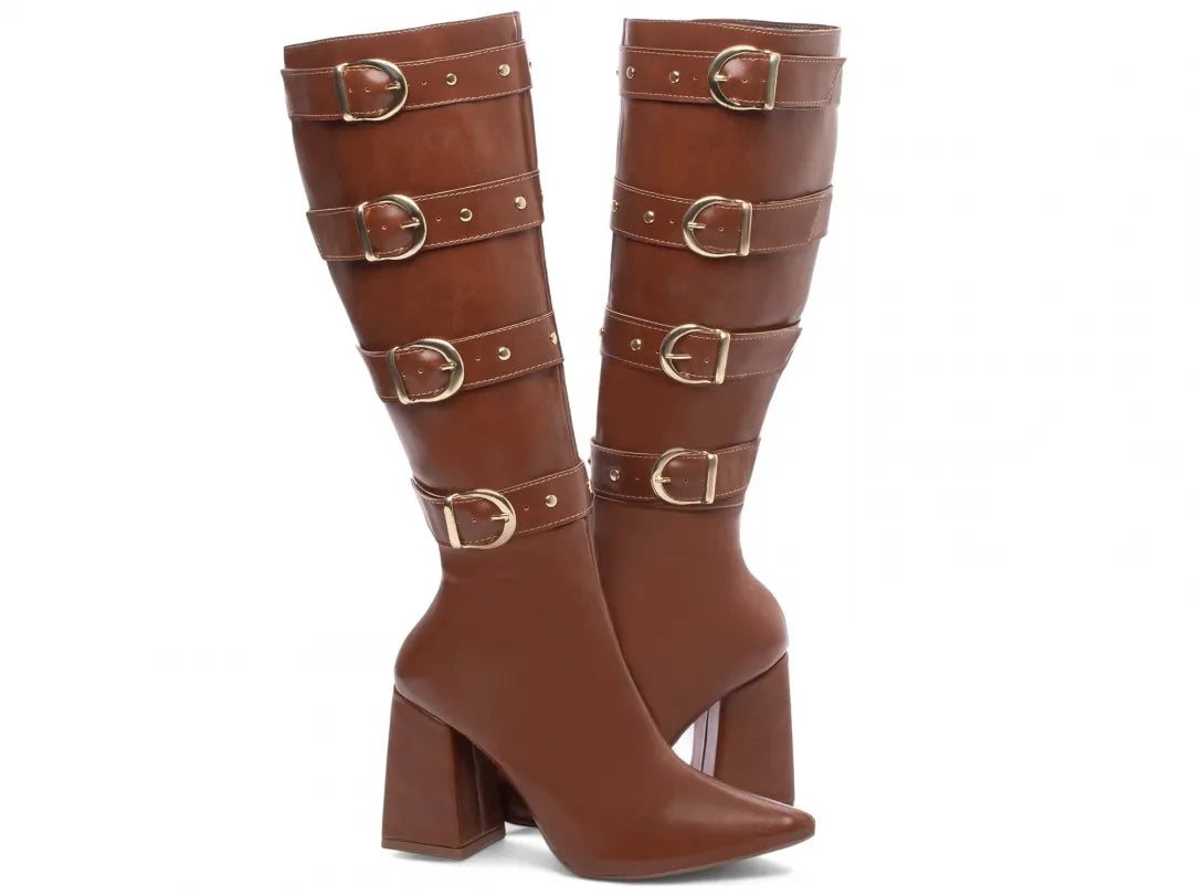 Bota Bico Fino Napa Caramelo com Fivelas Ouro