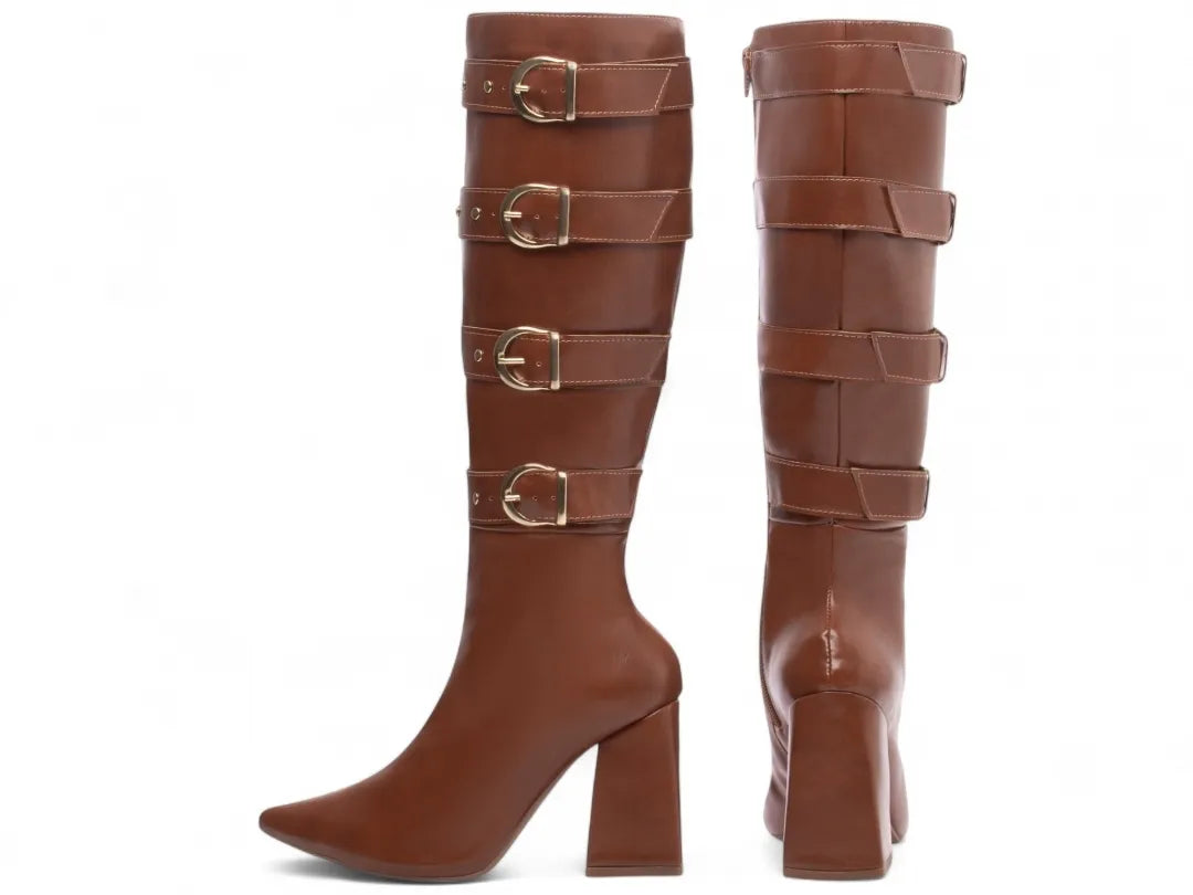 Bota Bico Fino Napa Caramelo com Fivelas Ouro