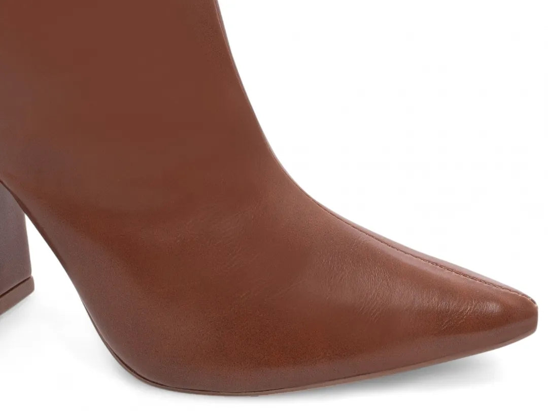 Bota Bico Fino Napa Caramelo com Fivelas Ouro