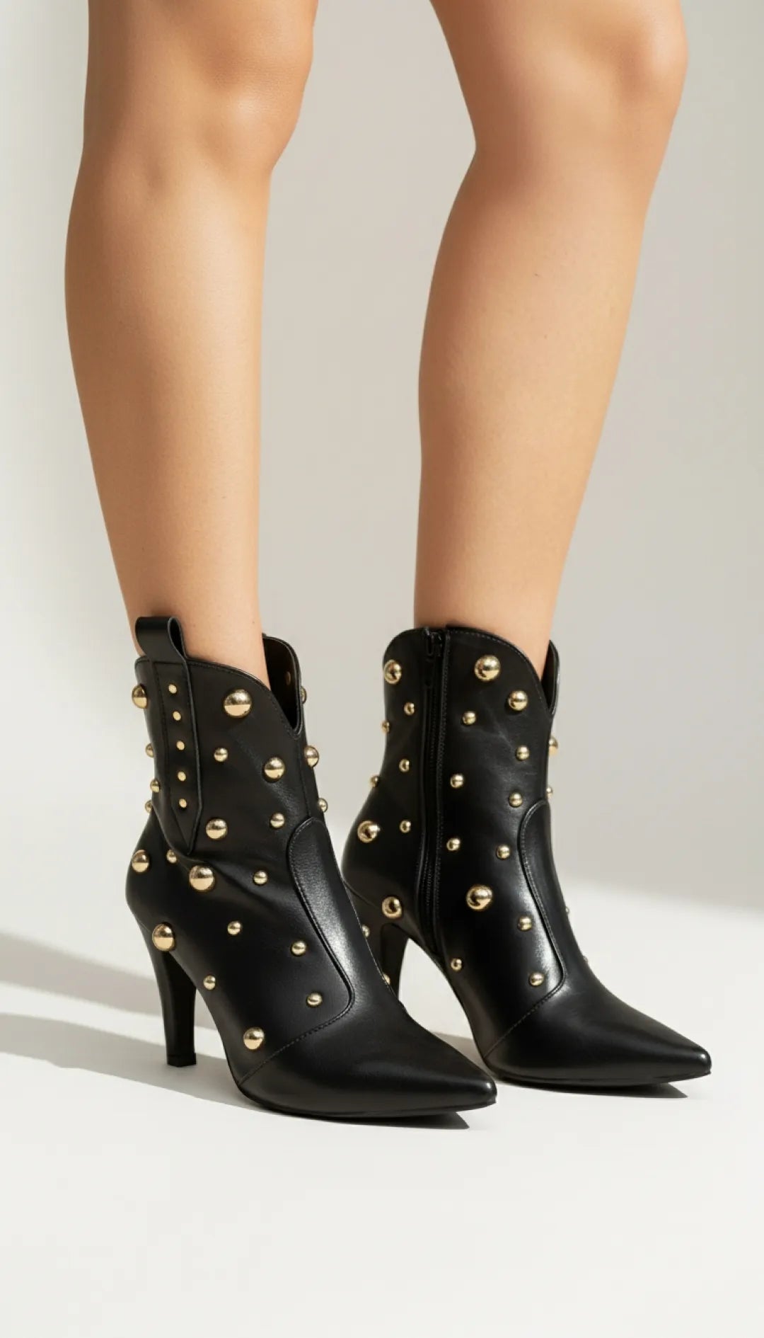 Bota Bico Fino Napa Preto com Apliques Dourados