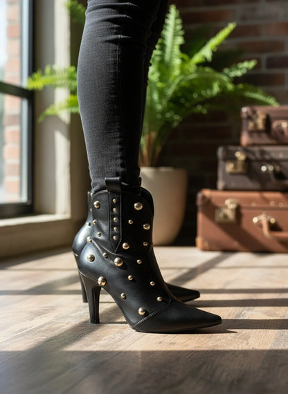 Bota Bico Fino Napa Preto com Apliques Dourados