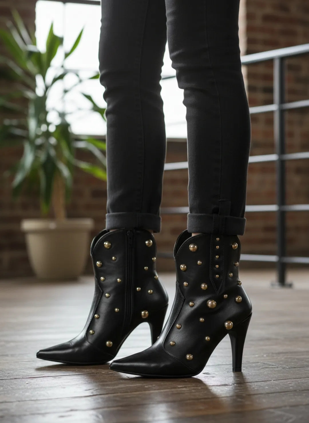 Bota Bico Fino Napa Preto com Apliques Dourados