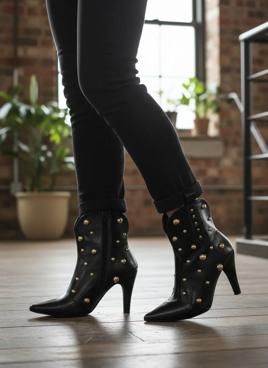Bota Bico Fino Napa Preto com Apliques Dourados