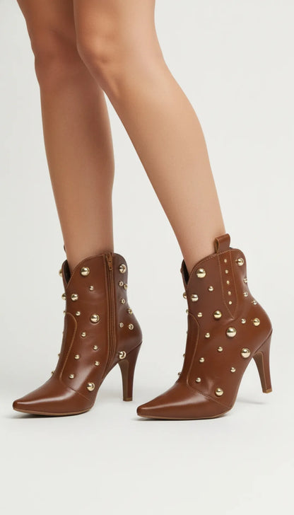 Bota Bico Fino Napa Caramelo com Apliques Dourados