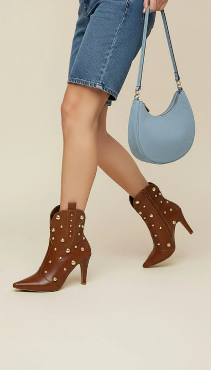 Bota Bico Fino Napa Caramelo com Apliques Dourados