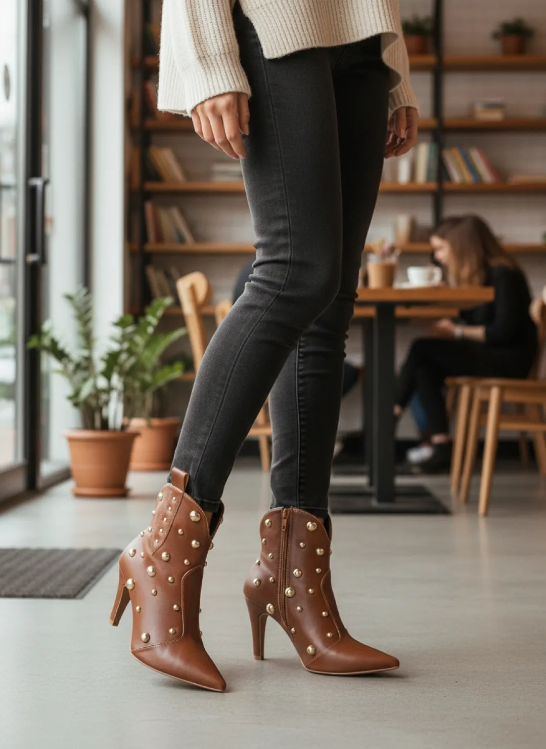 Bota Bico Fino Napa Caramelo com Apliques Dourados
