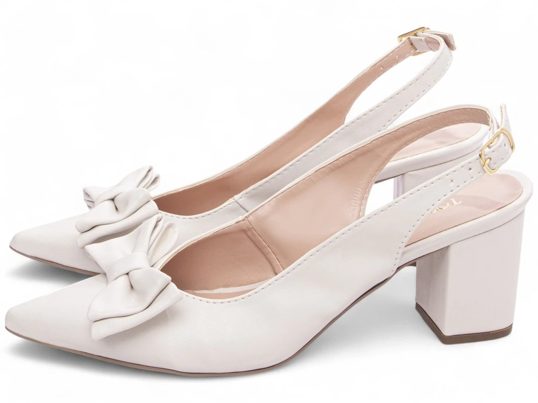 Sapato Scarpin Torricella Off White com Fivela Dourada