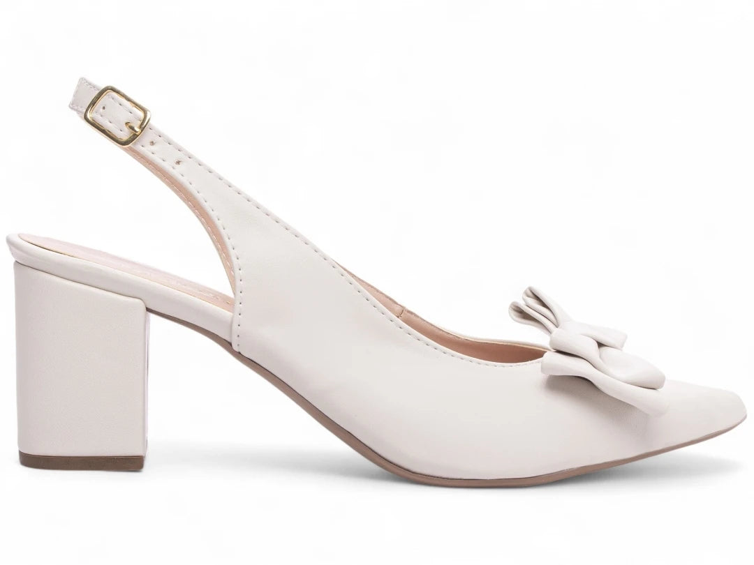 Sapato Scarpin Torricella Off White com Fivela Dourada