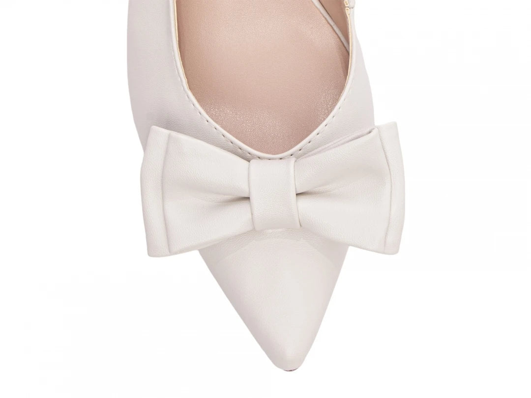 Sapato Scarpin Torricella Off White com Fivela Dourada